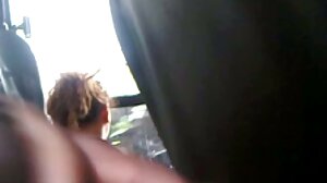 ජැනට් මේසන් මැන්ඩිංගෝගේ දැවැන්ත කළු කුකුළා උත්සාහ කරයි