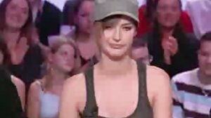 වඳ ස්වාමිපුරුෂයා සාඵල්‍යතා වෛද්‍යවරයකු විසින් බිරිඳට කෙලවන අයුරු බලා සිටී