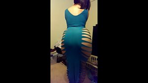 Closeup යට ඇඳුම් මිල්ෆ් femdom කණ්ඩායම කුකුළෙකු බෙදා ගනී