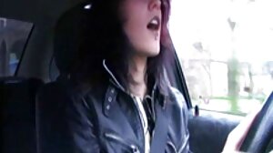 ලව්ලි MILF විශිෂ්ට අසල්වැසියෙකු වීමට උත්සාහ කරයි