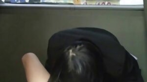 පරිණත ස්ලට් බාර්බි සින්ස් විශාල කුකුළන්ට සහ ජිස් වලට ආදරය කරයි