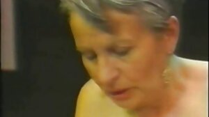 Smaltit latina Maya Bijou කළු කුකුළෙකු විසින් තදින් පහර දුන්නේය