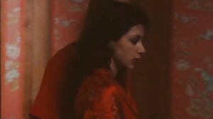 උණුසුම් ළදරුවන් වන Becky Bandini සහ Katya Rodriguez හට තරුණ කුකුළෙකු බෙදා ගැනීමට අවශ්‍යයි