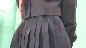 කාර්යබහුල අම්මා ඇගේ නිරුවත් සිරුර සහ කිරි පුක පෙන්වයි