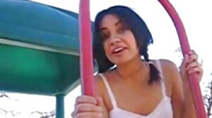 කෙනා ඔවුන්ට ඇගේ පුකේ අමාරුවෙන් ඇගේ කම්මුලට යාමට ඉඩ දෙයි