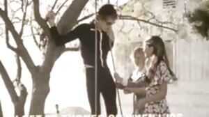 ලිට්ල් අප්‍රේල් නිරුවත් වී ඇඟිලි ගසයි