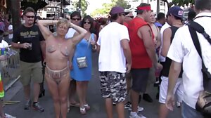 යට ඇඳුම්වල පරිණත කුඩා යෞවනයෙකු විසින් පහර දෙනු ලැබේ