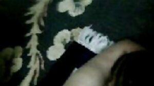 අම්මා තන පුඩු ගසා නව යොවුන් වියේ දරුවන්ට පළමු වරට පවුල් ප්‍රේම ත්‍රිකෝණයට උදව් කරයි