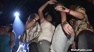 මගේ ලොකු ස්වභාවික තනපට ප්‍රංශ සුළු අම්මා මාව උරා බොනවා