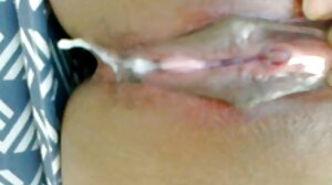 කාර්යබහුල යොවුන් දියණියක වන මොනිකා සේජ්ට ඇගේ සුළු පියාගේ විශාල කළු කුකුළා හැසිරවිය හැකිය