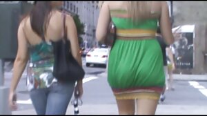 කුඩා ලැටිනා ටැන්ලයින් යෞවනිය ඇගේ කකුල් විහිදුවයි