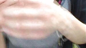 ලෙස්බියන් තරුණියක් තම සේවිකාව පොළඹවයි