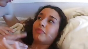 ඇය ස්නානය කිරීමේදී ඔහු මත ඇවිදියි, එබැවින් ඇය ඔහුට එහි දී කෙලවයි