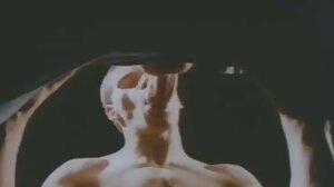 මායා ගුරුවරුන් කුකුළා සඳහා undies ඉවත් කරයි