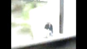 ස්ටෙප්ඩඩ්ස් පොකුණ අසල තම සුළු දියණියන් සමඟ නපුරු ලෙස කාලය ගත කරති