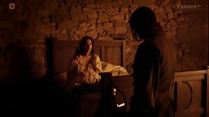 සුළු මව ඇගේ සුළු දියණියට පහසුවක් දැනීම සඳහා ඇගේ විශාල පියයුරු මත මුහුණට මුහුණ ගසන්නට ඉඩ දෙයි