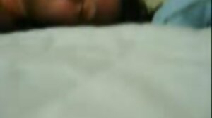 අම්මා ඇගේ සැමියා සහ තරුණ කුකුළෙකු විසින් ද්විත්ව විනිවිද යාමක් සිදු කරයි