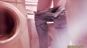 ජපන් යෞවනිය ඇගේ හෝඩුවාවක් නැති සුළු පියා ඉදිරියේ කෙලවුනා