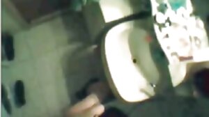 ලව්ලි බුස්ටි යෞවනිය ජෙනී ඇගේ මෝටර් රථය තුළ උකස් සාප්පු කාර්යාලයට උකස් කරයි