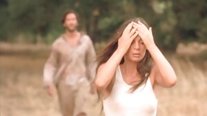 Kyoka Ishiguro උඩුකය නිරුවතින් සහ මේස් වල හිසකෙස් සහිත twat ඉස්කුරුප්පු කර ඇත